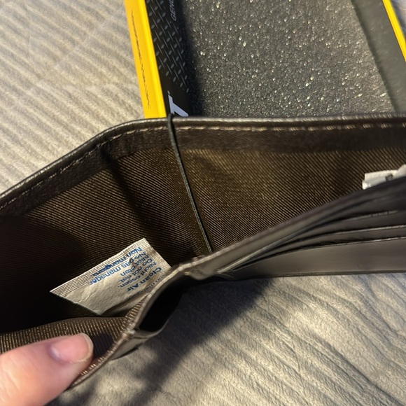 NWT CAT Men’s Wallet - Picture 7 of 11